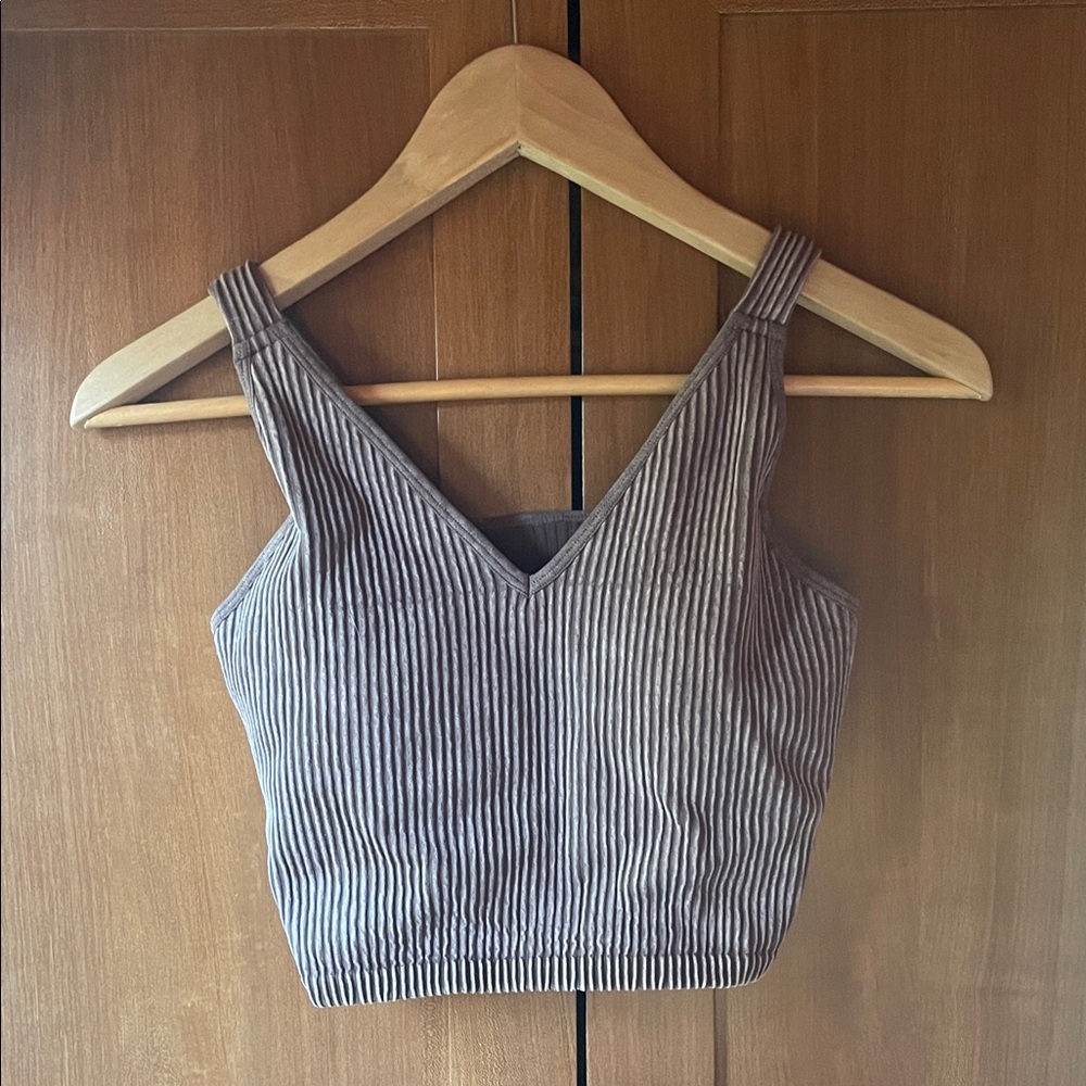 4 Cropped tank tops